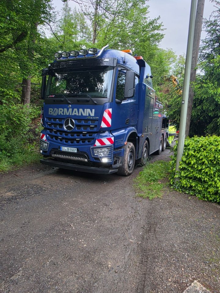 Die Bergung des umgekippten Müllfahrzeugs in Bilstein gestaltete sich als schwierig.