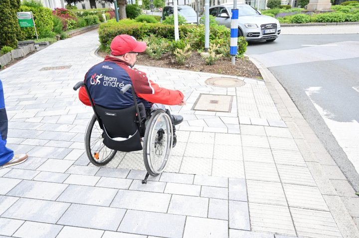 Im Gespräch mit LokalPlus versucht Rollstuhlfahrer André Hoberg die Welt sichtbarer zu machen, in der sich tagtäglich bewegt.