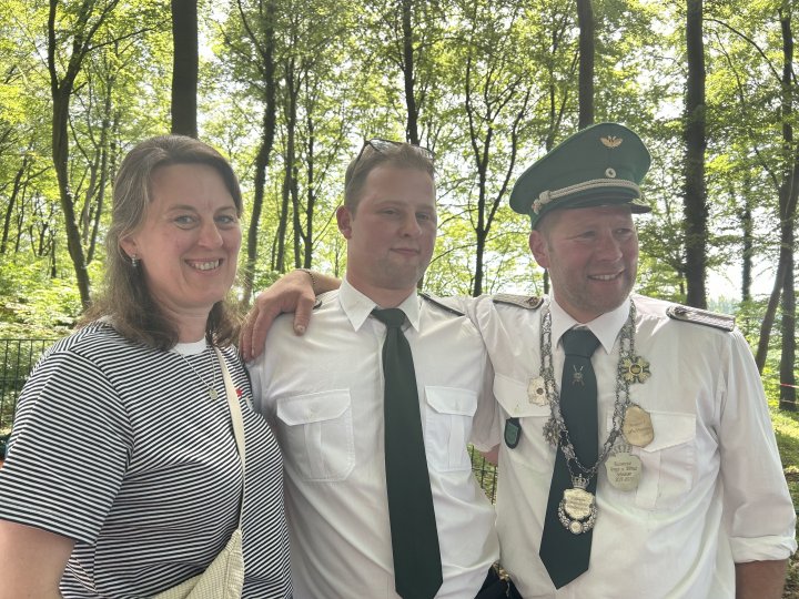 Der neue Schützenkönig Paul Arens mit seinen Eltern – dem Kaiserpaar Gaby (l.) und Peter (r.) Arens.