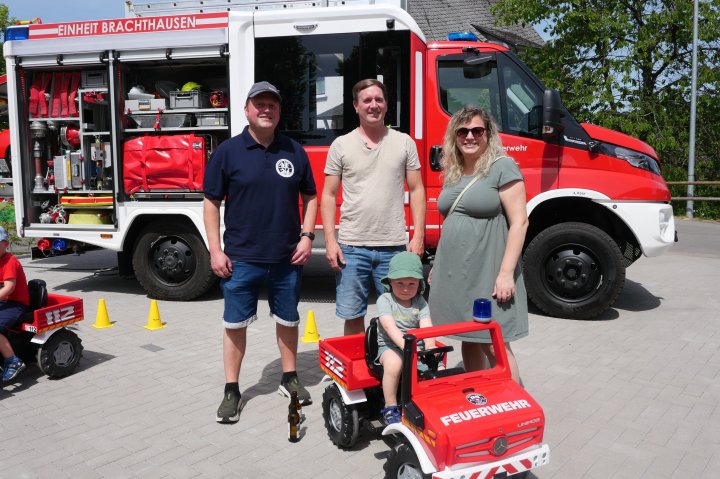Einweihung des Feuerwehrhausanbaus und des LF 10 der Feuerwehreinheit Brachthausen.