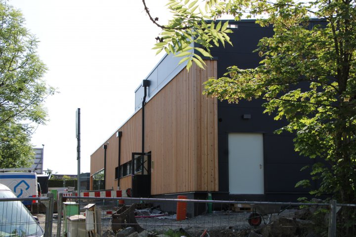 Im Oktober soll das neue Hallenbad in Wenden eröffnet werden. So sieht es aktuell auf der Baustelle aus.