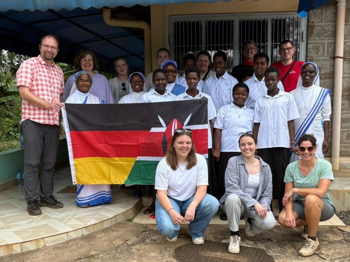 Halbzeit bei der Kenia-Reise von Vertretern des Gymnasiums Maria Königin in Altenhundem: Die Gäste aus Lennestadt haben viel erlebt und sind beeindruckt von den vielen Erlebnissen und Begegnungen.