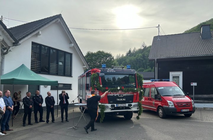 Ein großer Tag für die Löschgruppe Bilstein: Am Freitag, 29. Mai, wurde das neue LF10 offiziell eingeweiht. 410.000 Euro hat die Stadt Lennestadt in das neue Fahrzeug investiert.