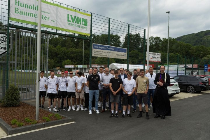 Im Rahmen des Sportfestes des TuS Lenhausen wurde der neue Parkplatz eingeweiht: Im Vordergrund die TuS-Jugend mit Erik Sieler, Michel Kramer und Tim Sieler.