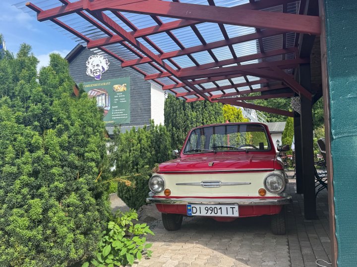Die Großfamilie hat das Waldhotel Einstein wieder mit Leben gefüllt. Und hofft, dass viele Besucher ihren Weg nach Böminghausen finden. Übrigens: Dieser Oldtimer gehörte dem Opa von Wolodymyr Drebot und ist als Schmuckstück auf dem Außengelände zu bewundern.