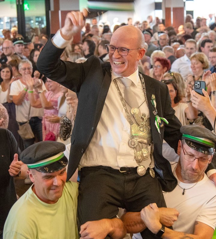 Der amtierende König Peter „Pete“ Becker ist der erste König, der den neuen Schützenfest-Montag in Altenhundem genießen und kräftig mit Freunden, Bekannten und Schützenverein durchfeiern konnte.