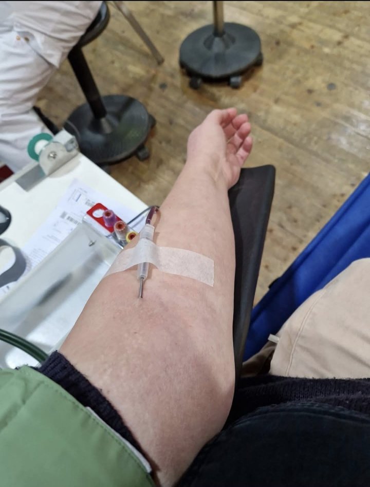 Beim Blutspenden sind immer ehrenamtliche Helfer im Einsatz.