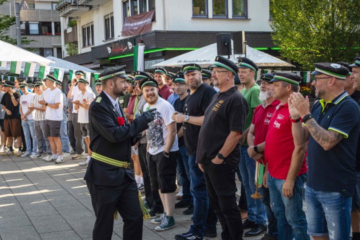 Der Schützenfest-Montag in Altenhundem ist legendär: Nach dem Antreten am Marktplatz, bei dem gerne der ein oder andere Schütze oder Offizier aufs Korn genommen wird, geht es zum Königsschießen und Frühschoppen in die Sauerlandhalle. Neu: Der Frühschoppen wird durchgezogen - beste Stimmung garantiert!