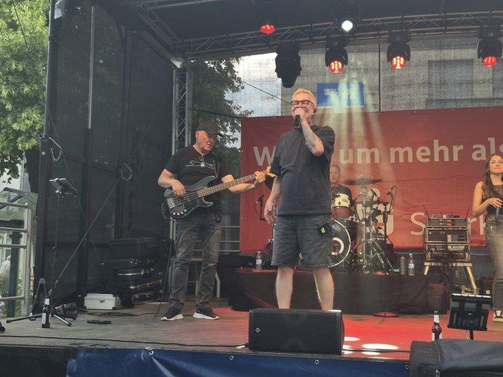 Beim Wendener Sommerabend wurde der Platz rund um das Rathaus schnell zur Tanzfläche - beste Stimmung mit der Band „Hörgerät“ war garantiert.
