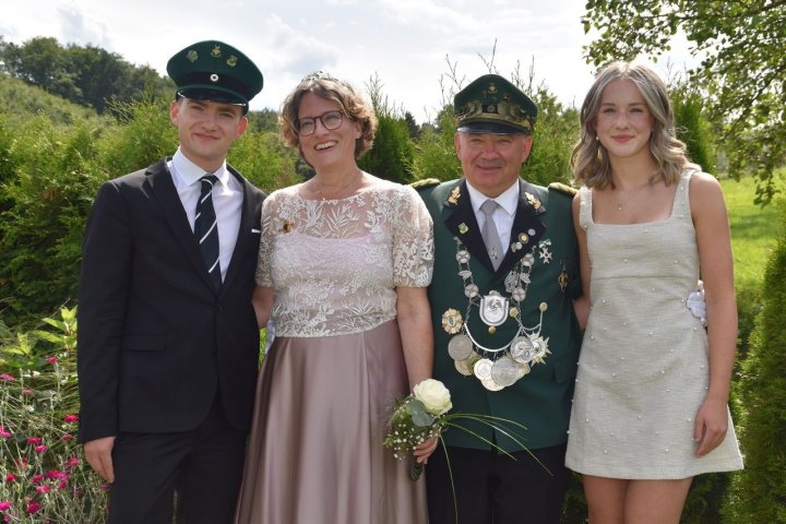 Das amtierende Kaiserpaar Wolfgang und Angela Stahlhacke mit den gemeinsamen Kindern Theo und Emma.