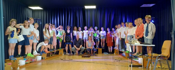 26 Dritt- und Viertklässler der St.-Nikolaus-Grundschule Grevenbrück haben jetzt das Musical „Geschichten aus Jacks Koffer“ aufgeführt.