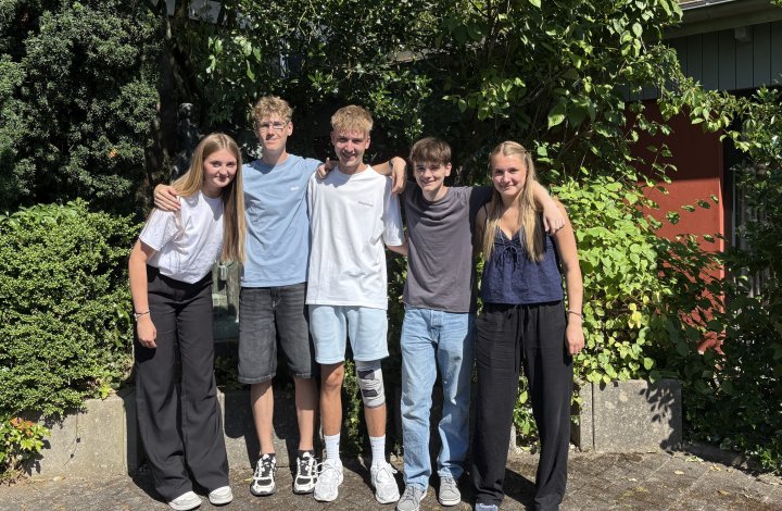 Der „Tag für Servir“ fand 2025 zum ersten Mal statt und soll nun immer zum Schuljahresende einen festen Platz im Kalender des Gymnasiums Maria Königin finden. Alle Zehntklässler waren aufgerufen, ihre Arbeitskraft zu „spenden“: Sie suchten sich einen Job und spendeten das eingenommene Geld an den Servir e.V.. Das Foto zeigt das MK-Team, das für LokalPlus vom „Tag für Servir“ berichtet.