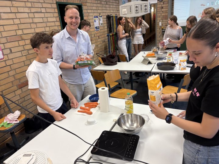 Der „Tag für Servir“ fand 2025 zum ersten Mal statt und soll nun immer zum Schuljahresende einen festen Platz im Kalender des Gymnasiums Maria Königin finden. In allen Klassen und Jahrgangsstufen fanden Aktionen statt, während die Zehntklässler ihre Arbeitskraft „spendeten“: Sie suchten sich einen Job und spendeten das eingenommene Geld an den Servir e.V..