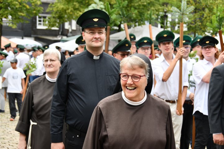 Antreten am Schützenfestsamstag 2026 auf dem Olper Marktplatz.