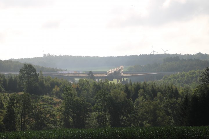 Das erste Teilbauwerk der Talbrücke Ottfingen ist am Sonntagmorgen, 19. Juli, gesprengt worden. Ein Teilstück blieb allerdings stehen.