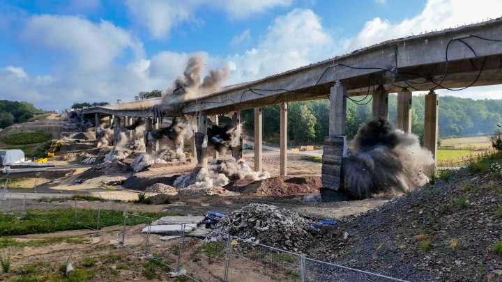 Zwei Anläufe hat es am Sonntag, 19. Juli, gebraucht, um das erste Teilbauwerk der A 45-Talbrücke Ottfingen komplett zu sprengen.