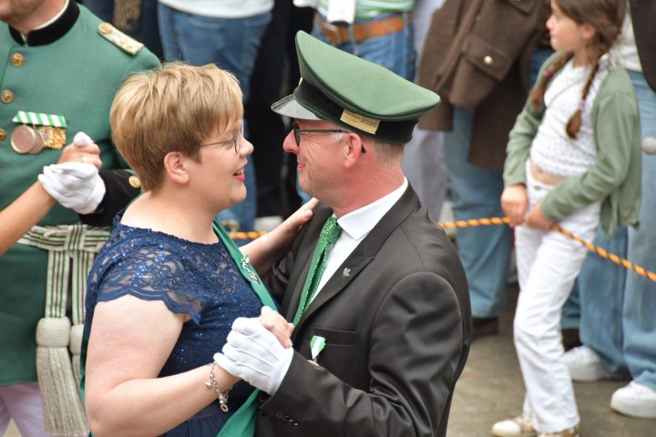 Polonaise am Schützenfestmontag in Olpe.
