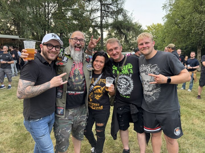 (zweiter von links): Ramon Purgander (48) aus Altenkleusheim mit seiner Freundesgruppe beim Wernerfest 2026.