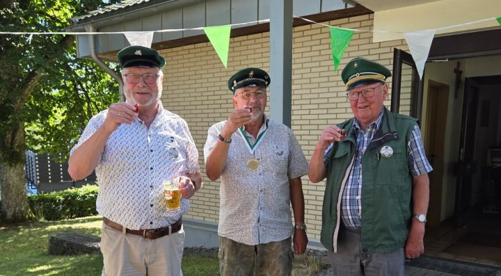 26 Senioren aus dem Rahrbachtal haben im Juli Schützenfest gefeiert. Es gab frischgezapftes Bier, Grillwurst und Schnaps für Treffgenauigkeit beim Vogelschießen.