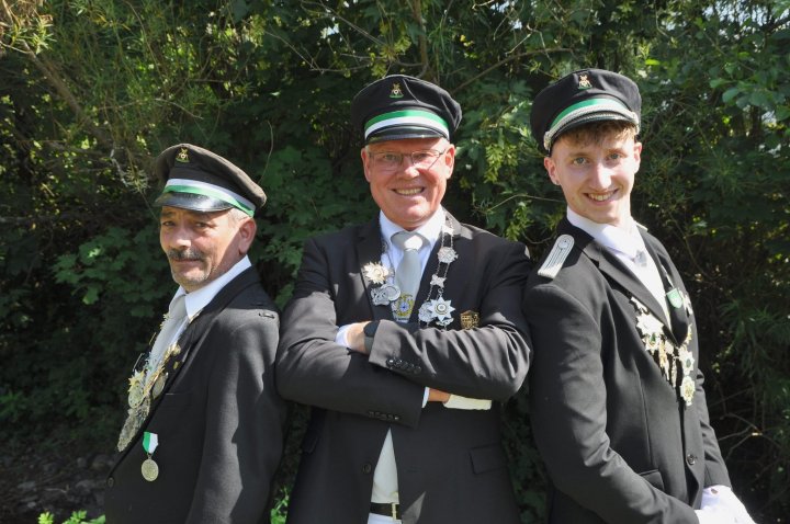 König Christof Pospischil, Kaiser Peter Henrichs und Jungschützenkönig Jan-Leo Otto .