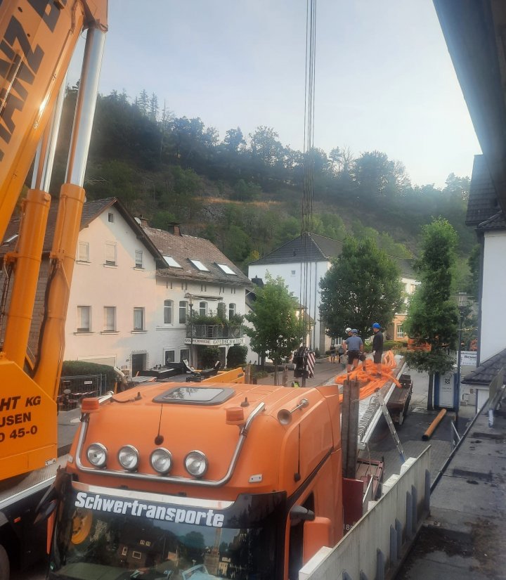 Ein Kran brachte die Riesen-Betonteile in Position - ein spannendes Spektakel auch für viele Altenhundemer.