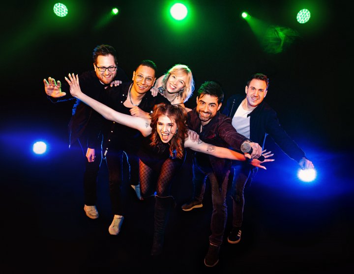 Der Stadtfest-Samstag 2026 in Lennestadt: Die D.C.K. Coverband spielt auf der Marktplatz-Bühne.