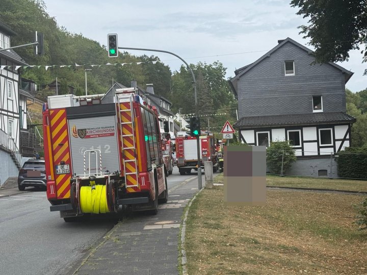 Bei einer Explosion an der Flaper Straße soll es am Sonntag, 9. August, mehrere Verletzte gegeben haben. Zahlreiche Rettungskräfte sind vor Ort. Die Straße ist vollgesperrt.
