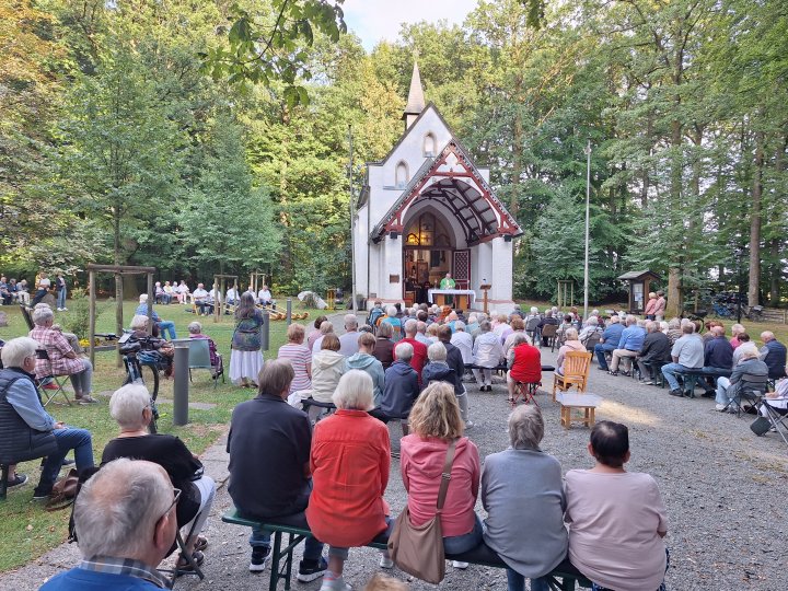 Die Hünsborner Alphornbläser haben im Rahmen einer besonderen Messe an der Dörnschlade aufgespielt. 300 Gläubige kamen zur Kapelle.