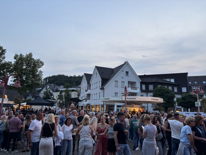 Es passte einfach alles beim Lennestädter Stadtfest-Samstag, 15. August: Angenehme sommerliche Temperaturen, beste Musik auf vier Bühnen und ausgelassene Partystimmung lockten viele, viele Besucher in den Ortskern von Altenhundem.