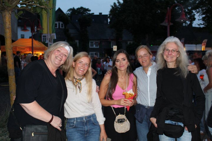 Es passte einfach alles beim Lennestädter Stadtfest-Samstag, 15. August: Angenehme sommerliche Temperaturen, beste Musik auf vier Bühnen und ausgelassene Partystimmung lockten viele, viele Besucher in den Ortskern von Altenhundem.