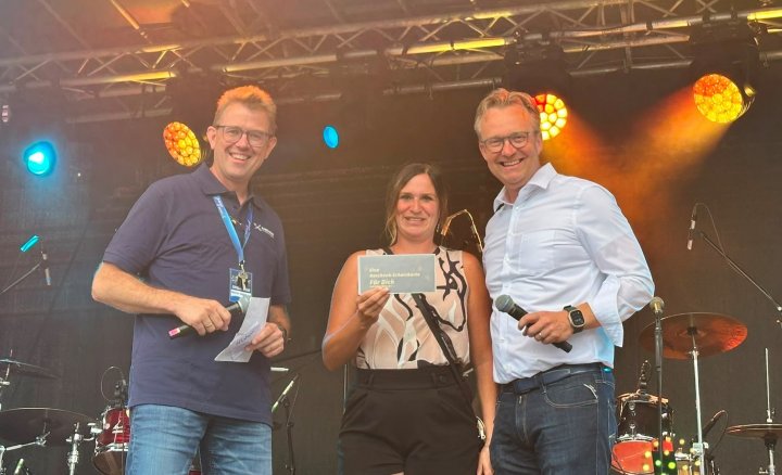Die Gewinner der „3. Offenen Lennestädter Dartmeisterschaft“, hier „Best Lady“ Susen Lachs (Mitte) mit Martin Steinberg  (l.) und Bürgermeister Tobias Puspas.