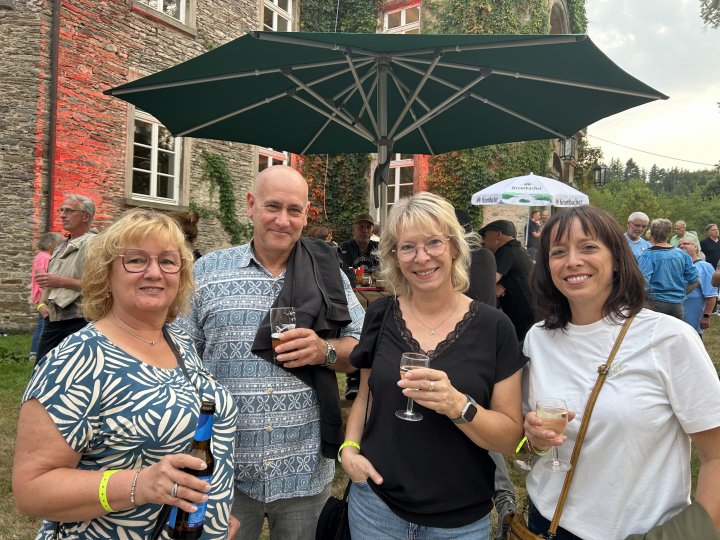 In der besonderen Atmosphäre am Schloss Bamenohl begeisterte die Ö-Band am Samstag, 15. August, viele Besucher.