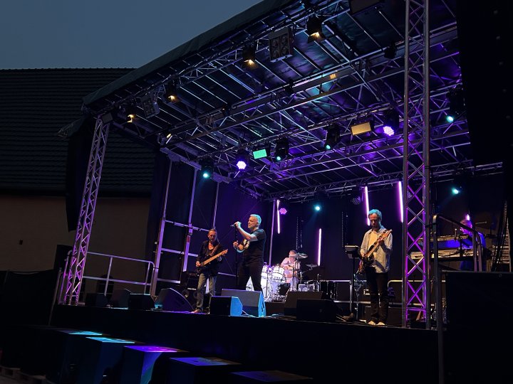 In der besonderen Atmosphäre am Schloss Bamenohl begeisterte die Ö-Band am Samstag, 15. August, viele Besucher.