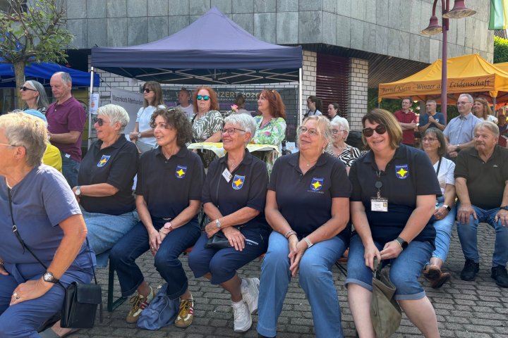 Unter strahlend blauem Himmel fand am Sonntagmorgen, 16. August, das Friedensgebet auf dem Rathausvorplatz in Altenhundem statt. Eingeladen dazu hatten sechs Religionsgemeinschaften.