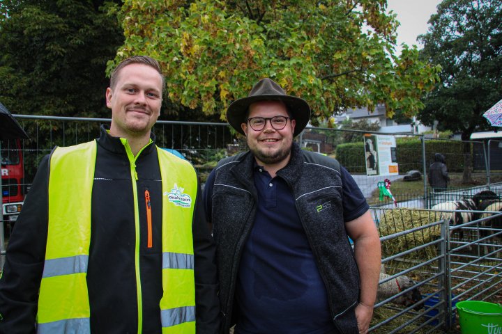 Lukas Leineweber (r.) und Elias Jung (l.) vom Landwirtschaftlichen Lokalverein.