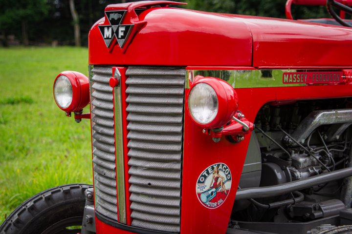 In die Restauration seines Massey Ferguson MF30 hat Jürgen Guse aus Oberhundem viel Herzblut gesteckt. Nun sieht der mehr als 60 Jahre alte Trecker wieder frisch und stilecht aus. Schon bald geht es zur Oldie-WM nach Österreich.