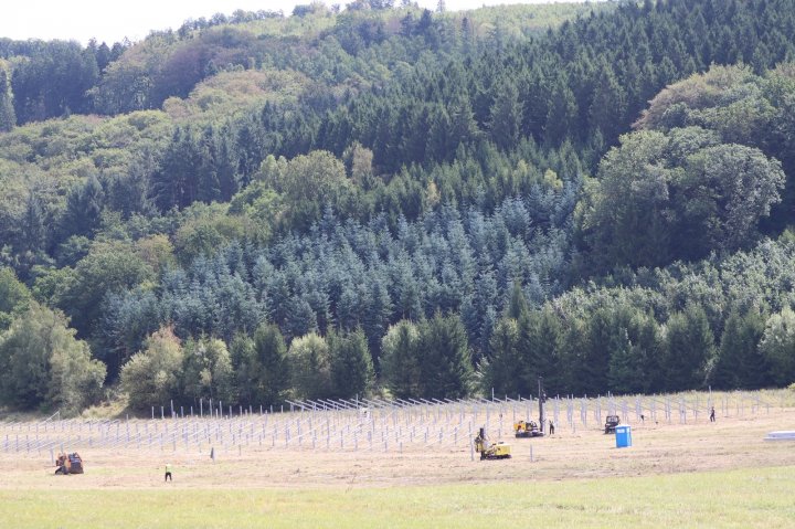 Die Arbeiten haben begonnen: Läuft alles nach Plan, geht der Solarpark Hachen noch in diesem Jahr in Betrieb.