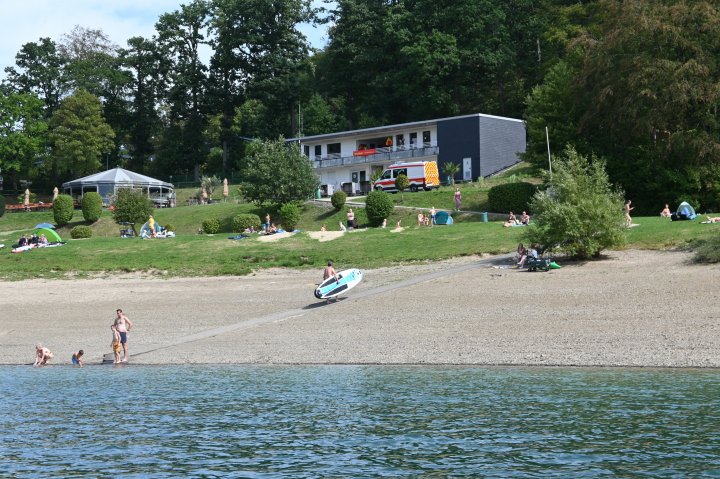 Von Mai bis Oktober sorgt die DLRG Attendorn am Strandbad in der Waldenburger Bucht und drumherum dafür, dass sich alle Badegäste und Spaziergänger sicher fühlen können.