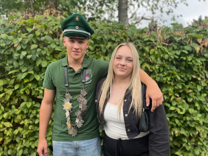 Phil Krenzler und seine Schwester Vivien Krenzler sind das neue Jungschützenkönigspaar in Oberveischede.