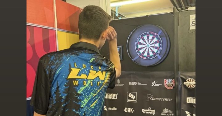 Wochenende ist Turnierzeit - dann reist Luca durch Deutschland und nimmt an Turnieren teil. Über die Zeit haben sich viele enge Freundschaften zu anderen Dartspielern entwickelt.