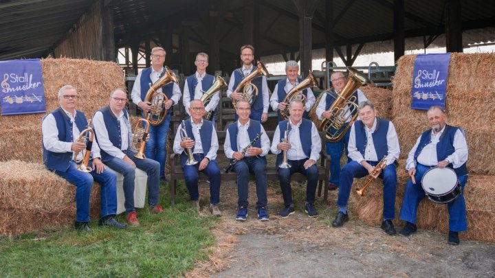 Die Stallmusiker eröffnen das Bühnenprogramm auf dem Herbstmarkt.