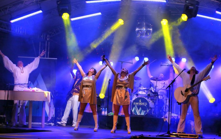 „4 Swedes“ bilden mit einer großen ABBA-Tribute-Show den Abschluss des Stadtfestsamstags.