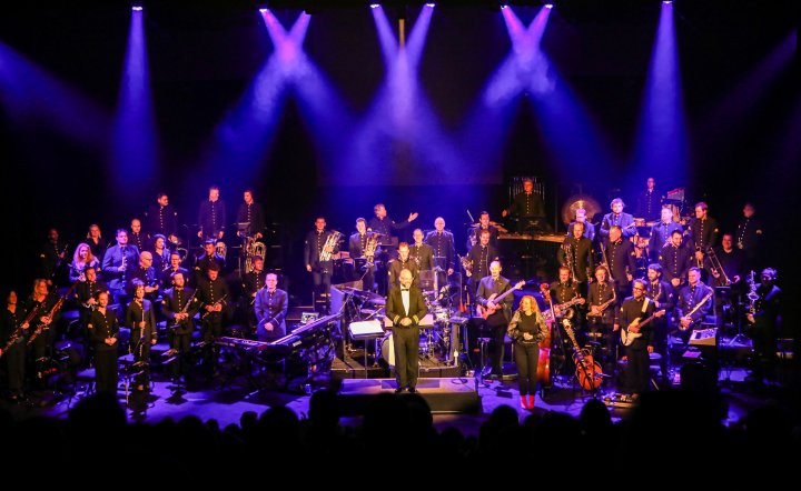 Das Orchester der Königlich Niederländischen Luftwaffe verbindet sinfonische Blasmusik mit Rock, Pop, Filmmusik und einer aufwendigen Bühnenshow. Am Sonntag, 4. Oktober, ist „Into Orbit“ um 18 Uhr in der Volksbank-Arena Sauerlandhalle zu erleben.