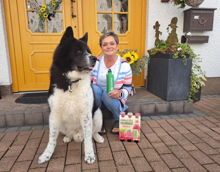 Edith Menzel aus Attendorn wurde als Gewinnerin ausgelost. Genau genommen habe aber ihr Hund Cash gewonnen, erzählt sie. Denn mit seinem Account habe sie schließlich kommentiert.