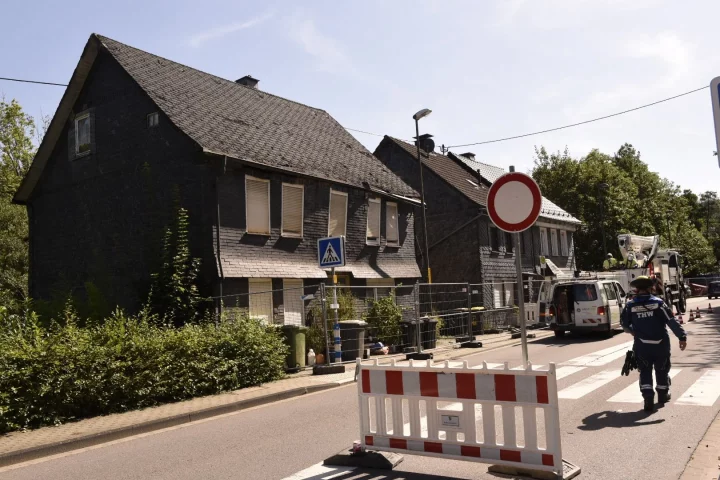 Das einsturzgefährdete Haus an der Olper Straße in Altenhundem sorgt aktuell für eine Vollsperrung der L715.