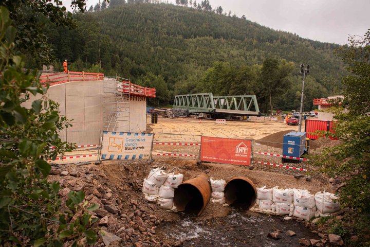 Der geplante Einhub der neuen Bahnbrücke in Kirchhundem ist missglückt.