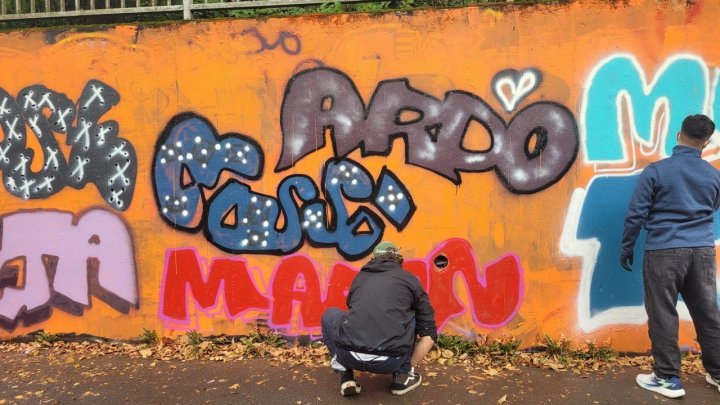 Ein Graffiti-Workshop mit Jugendlichen hat kürzlich mit Künstler und Workshopleiter Noah Block stattgefunden.