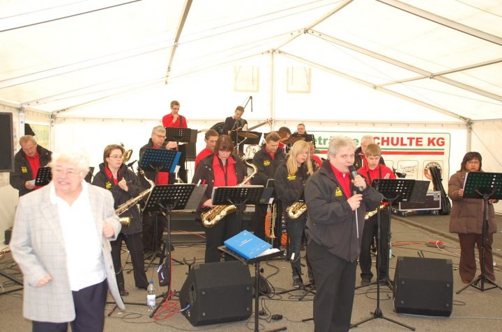 Die Südwestfalen Bigband auf dem Herbstmarkt in Finnentrop im Jahr 2010.