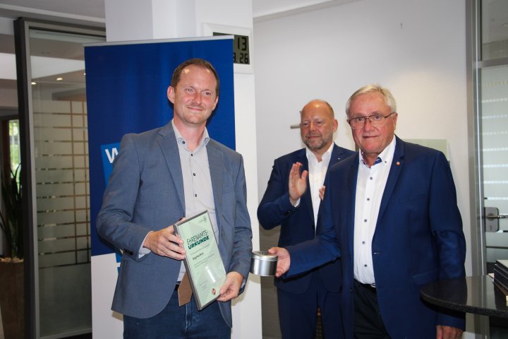 Der DFB-Ehrenamtspreis ist am Donnerstagabend, 10. September, in der Volksbank in Wenden verliehen worden: Preisträger Siegfried Briehl.