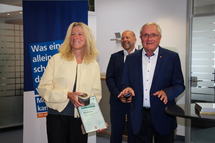 Der DFB-Ehrenamtspreis ist am Donnerstagabend, 10. September, in der Volksbank in Wenden verliehen worden: Preisträgerin Martina Hermann.